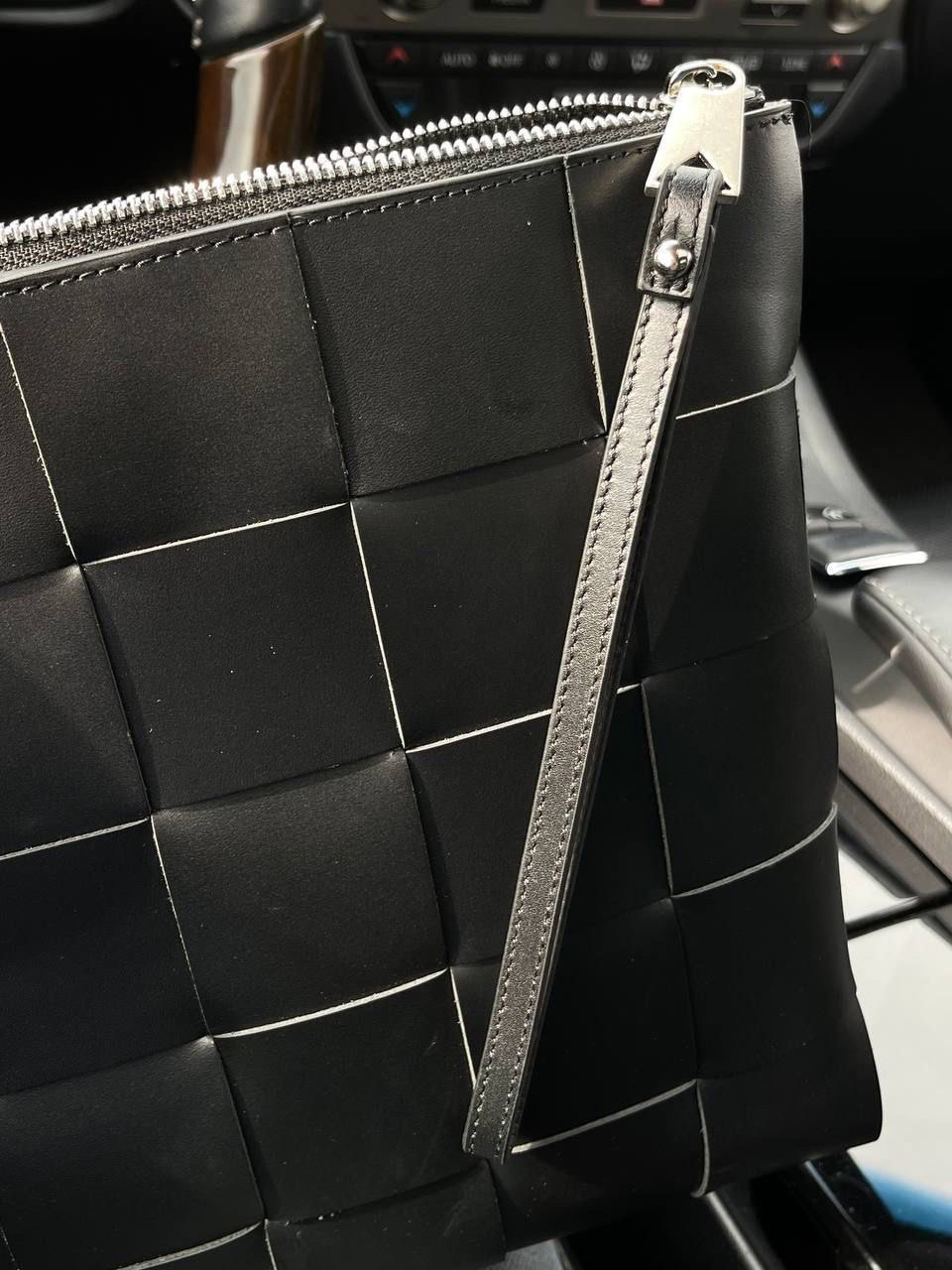 МУЖСКОЙ КЛАТЧ BOTTEGA VENETA детальное фото
