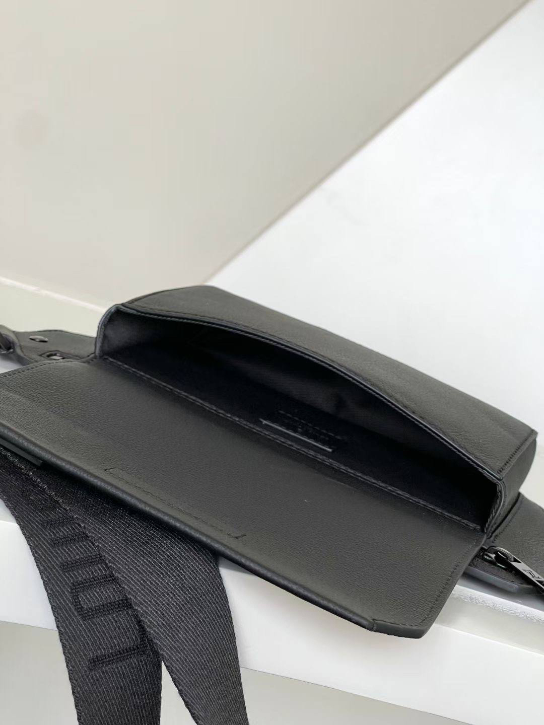 МУЖСКАЯ СУМКА СЛИНГ LOUIS VUITTON детальное фото