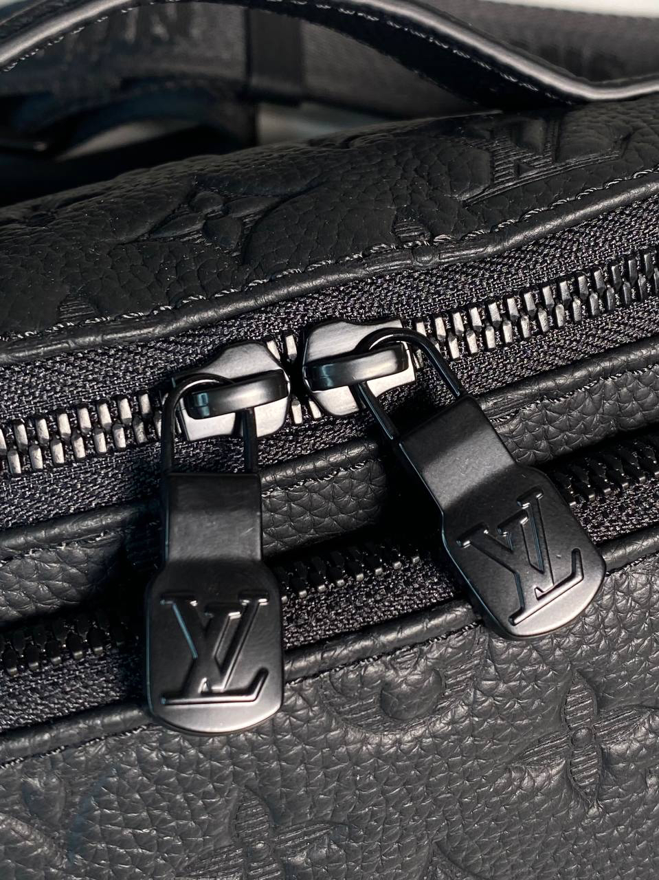 МУЖСКАЯ СУМКА СЛИНГ LOUIS VUITTON детальное фото