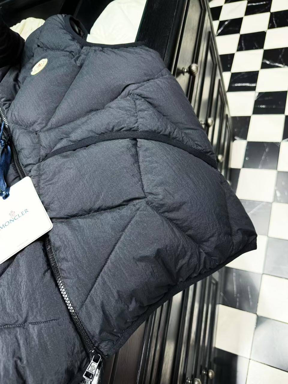МУЖСКОЙ ЖИЛЕТ MONCLER детальное фото