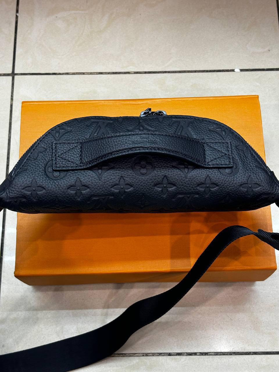 МУЖСКАЯ СУМКА СЛИНГ LOUIS VUITTON детальное фото