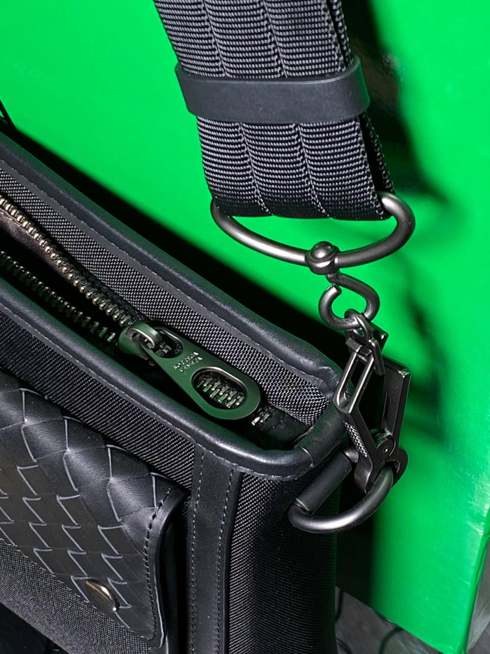 МУЖСКАЯ СУМКА МЕСЕНДЖЕР BOTTEGA VENETA детальное фото