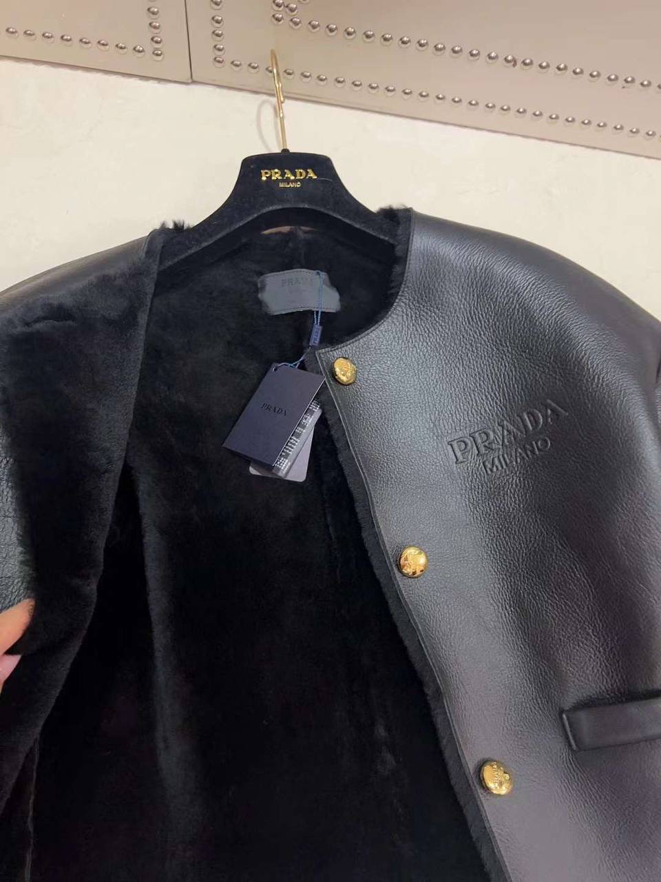 ДУБЛЕНКА PRADA детальное фото