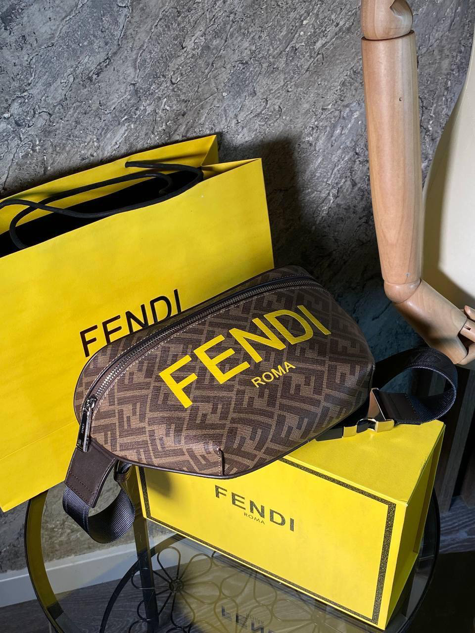 МУЖСКАЯ СУМКА СЛИНГ FENDI детальное фото