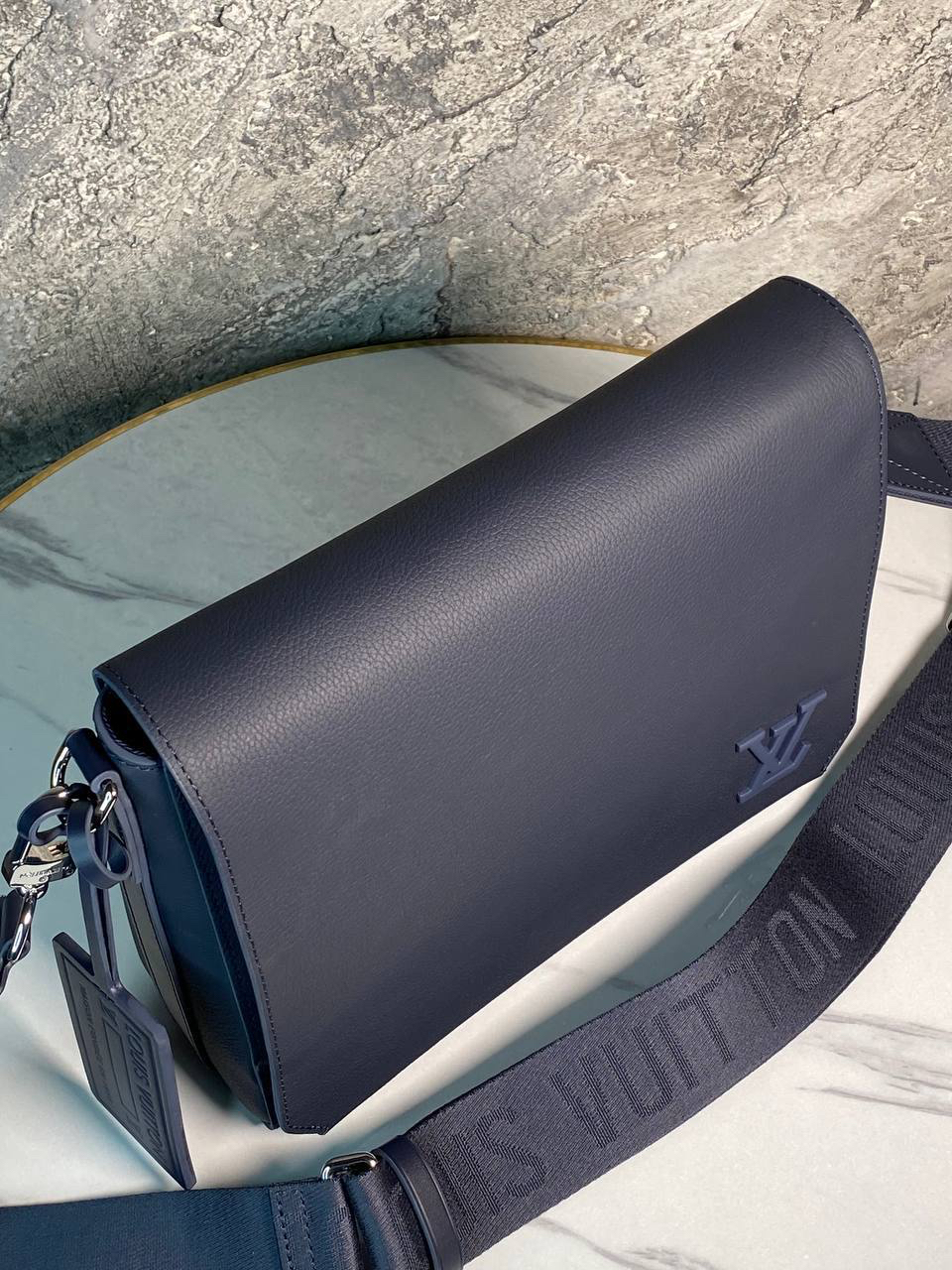 МУЖСКАЯ СУМКА МЕССЕНДЖЕР LOUIS VUITTON детальное фото