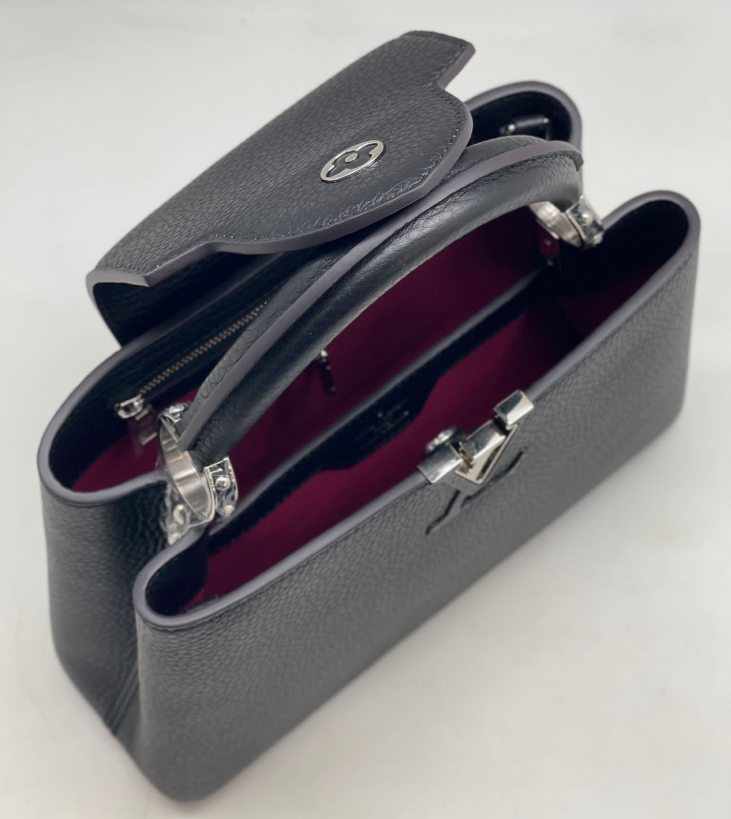 СУМКА LOUIS VUITTON CAPUCINES детальное фото