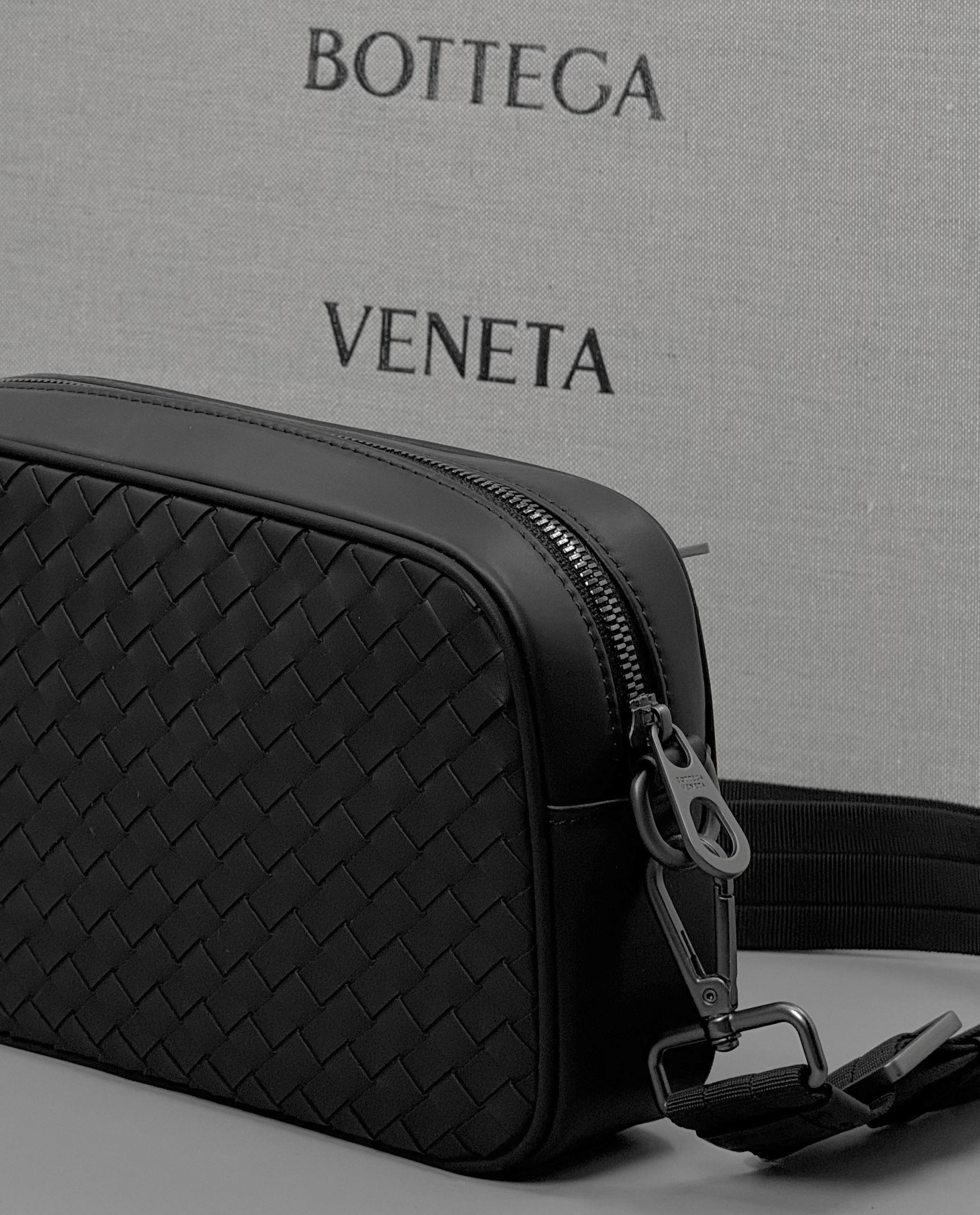 МУЖСКАЯ СУМКА МЕССЕНДЖЕР BOTTEGA VENETA детальное фото