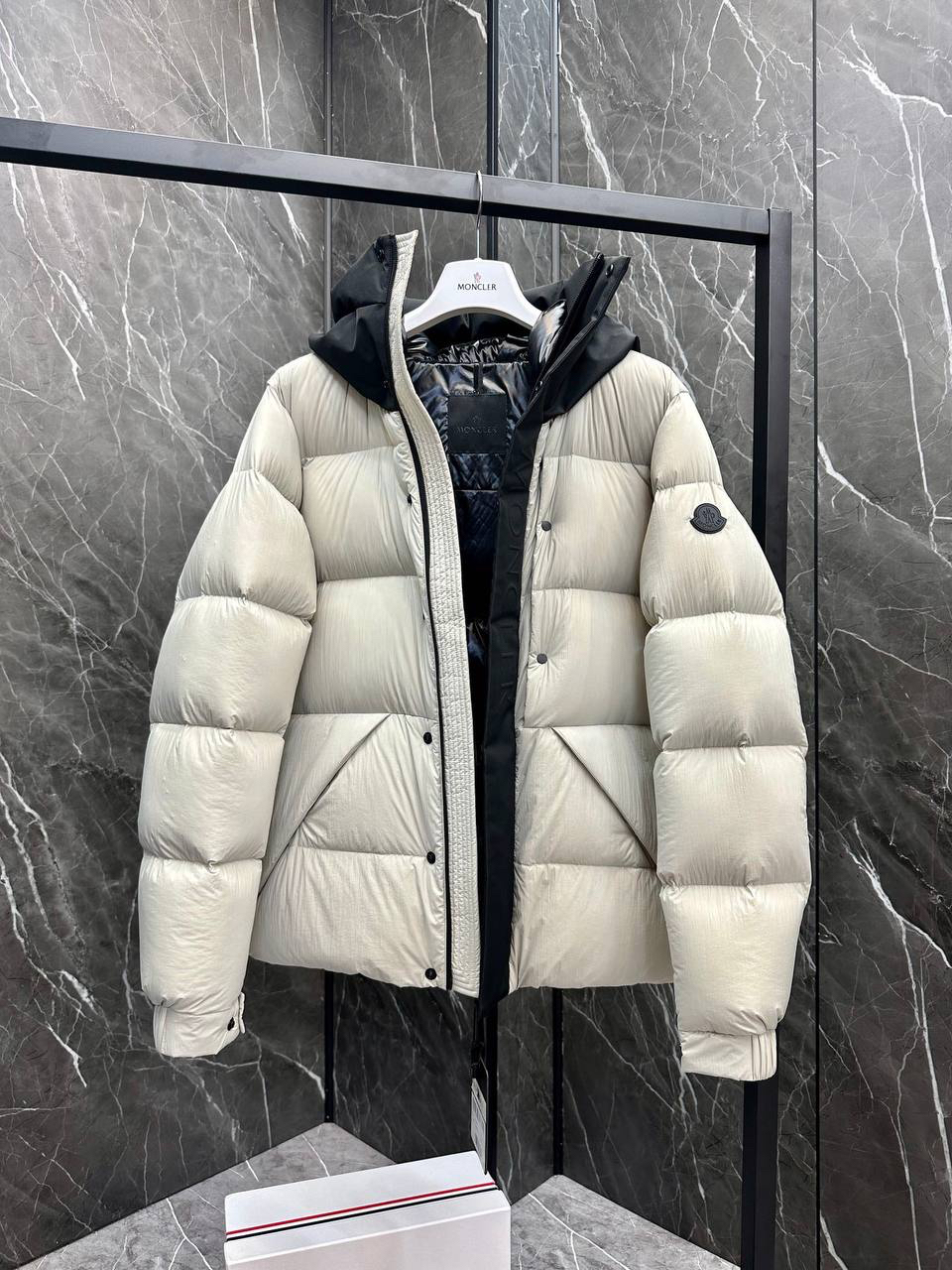 МУЖСКОЙ ПУХОВИК MONCLER детальное фото