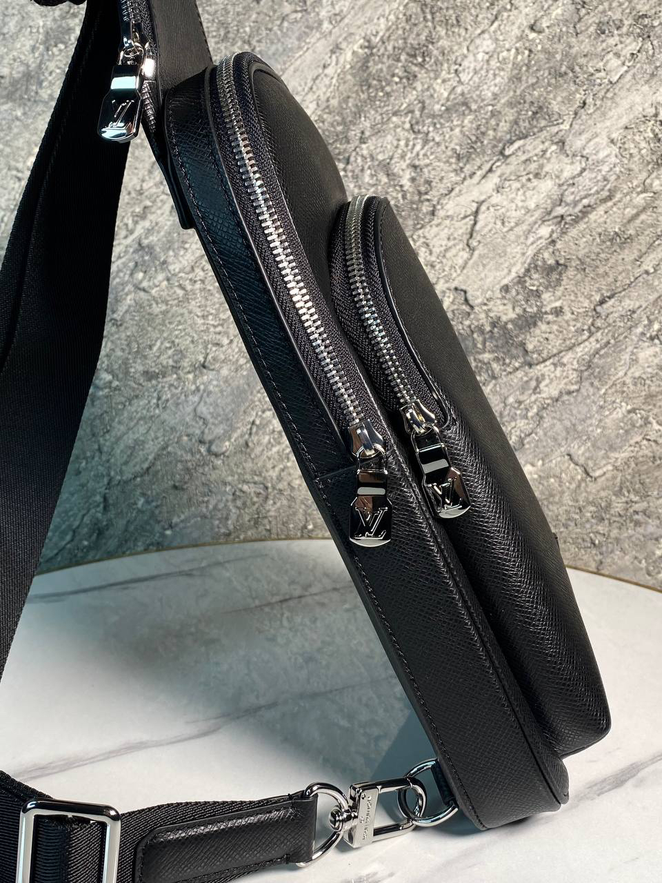 МУЖСКАЯ СУМКА СЛИНГ LOUIS VUITTON детальное фото