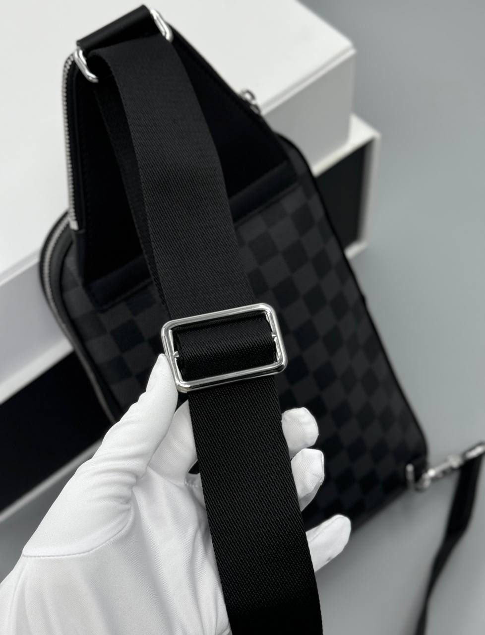МУЖСКАЯ СУМКА СЛИНГ LOUIS VUITTON детальное фото