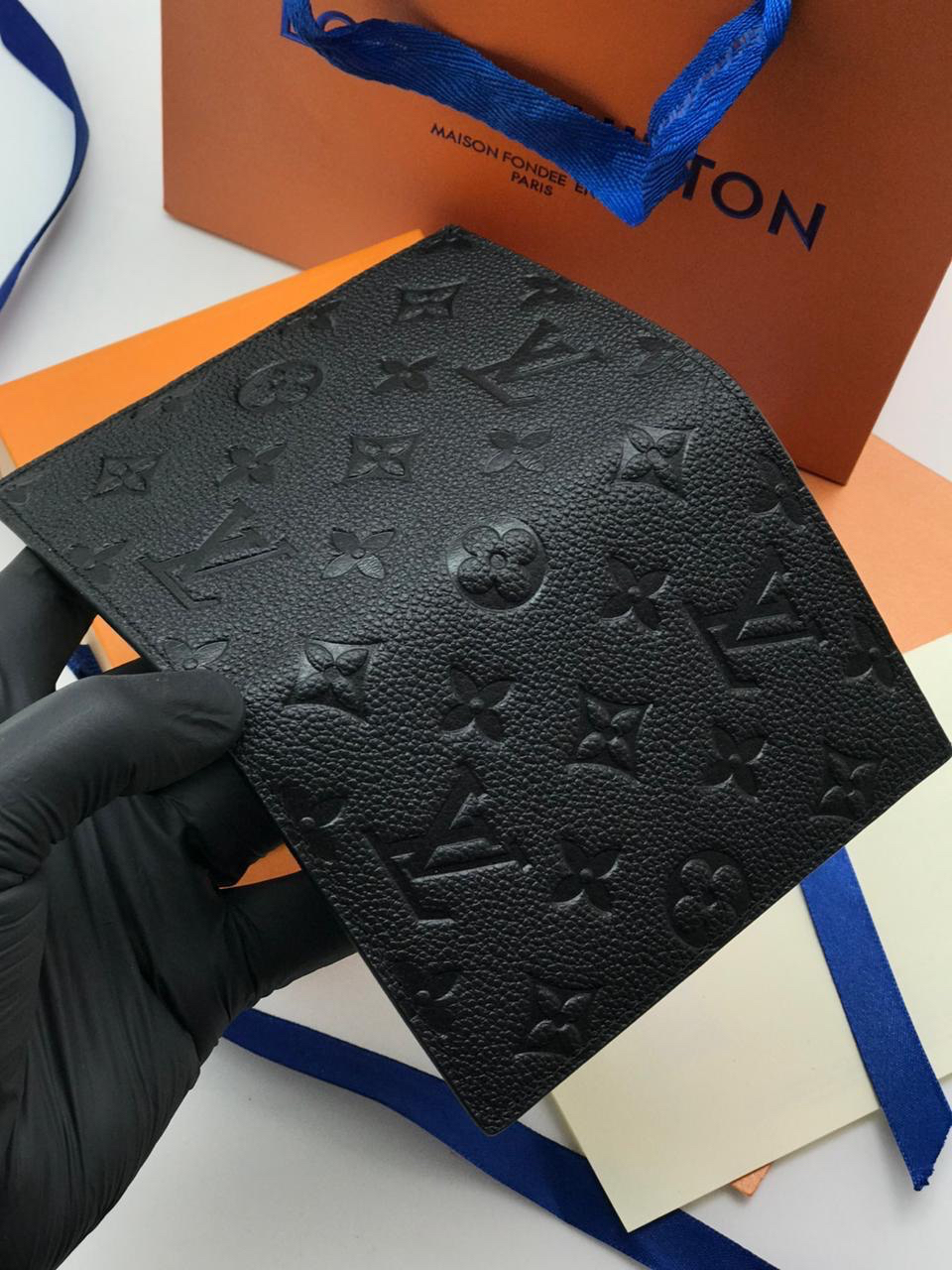 МУЖСКАЯ ОБЛОЖКА НА ПАСПОРТ LOUIS VUITTON детальное фото