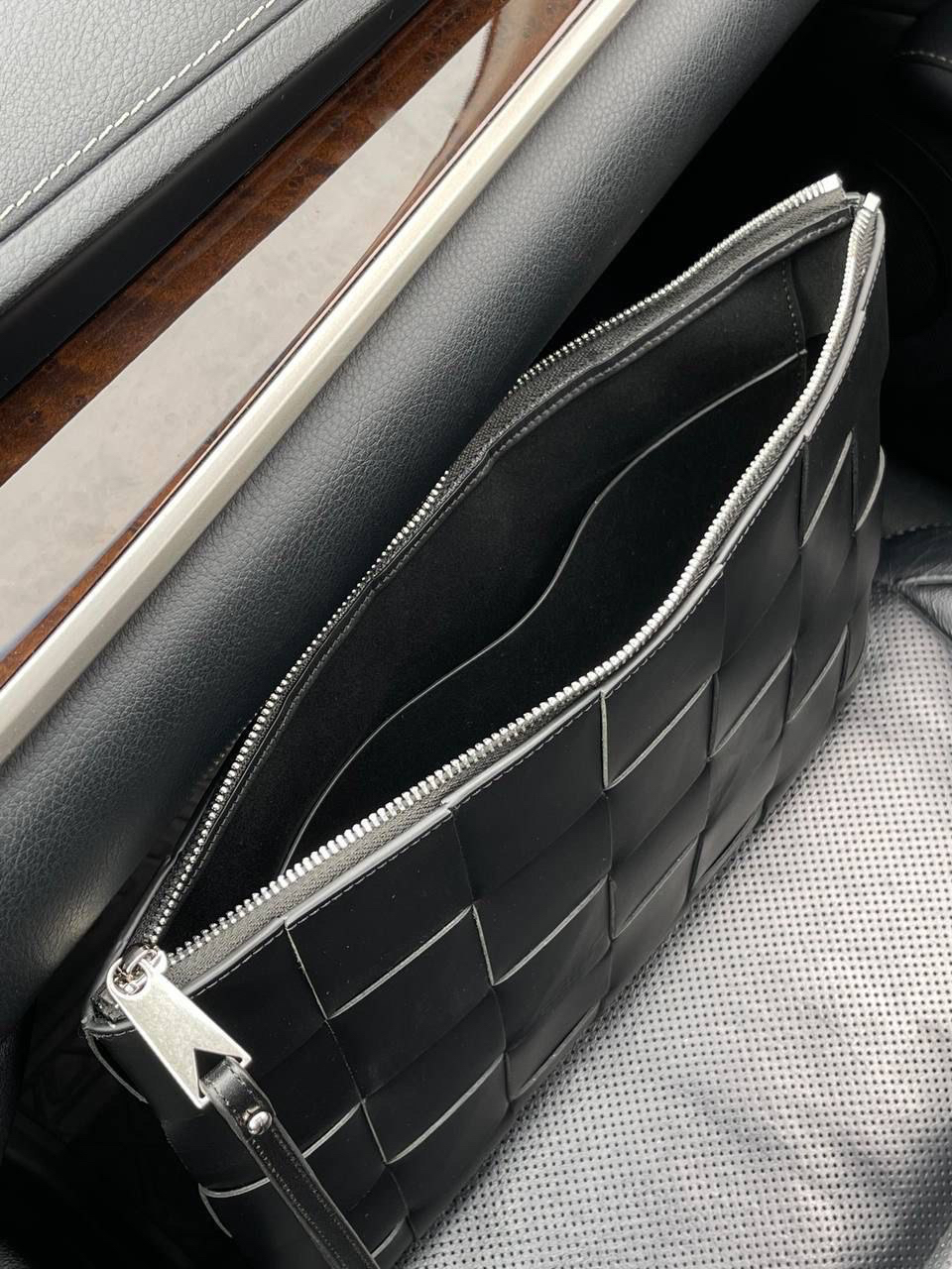 МУЖСКОЙ КЛАТЧ BOTTEGA VENETA детальное фото
