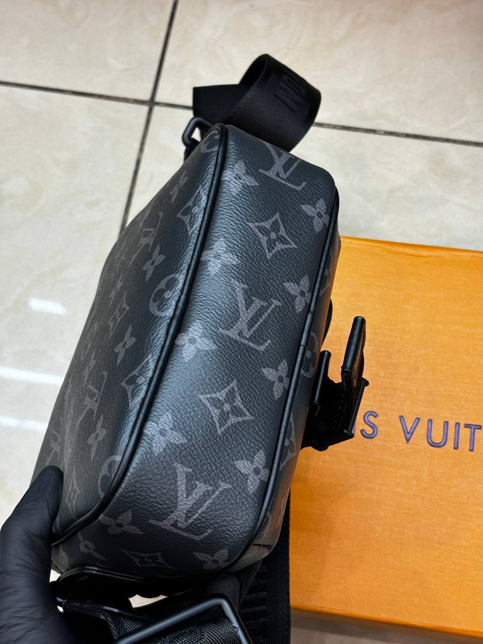 МУЖСКАЯ СУМКА МЕССЕНДЖЕР LOUIS VUITTON детальное фото