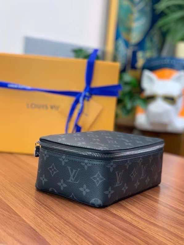 МУЖСКОЙ НЕСЕССЕР КОСМЕТИЧКА LOUIS VUITTON детальное фото
