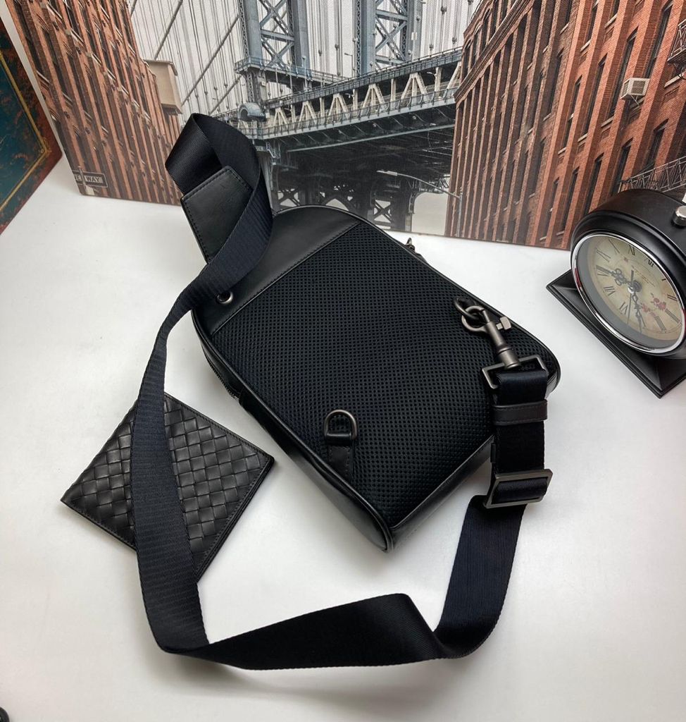 МУЖСКАЯ СУМКА СЛИНГ BOTTEGA VENETA детальное фото