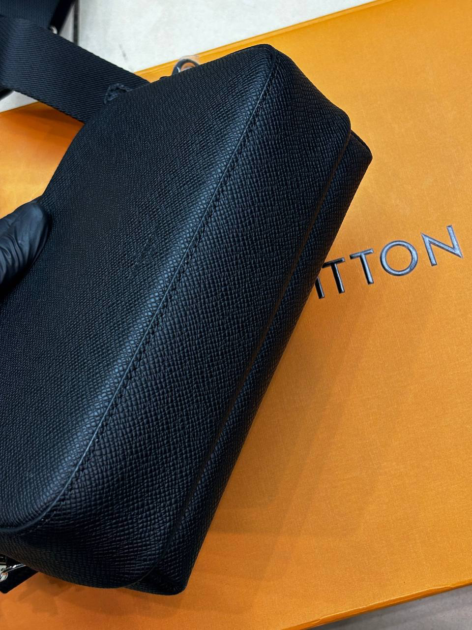 МУЖСКАЯ СУМКА МЕССЕНДЖЕР LOUIS VUITTON детальное фото