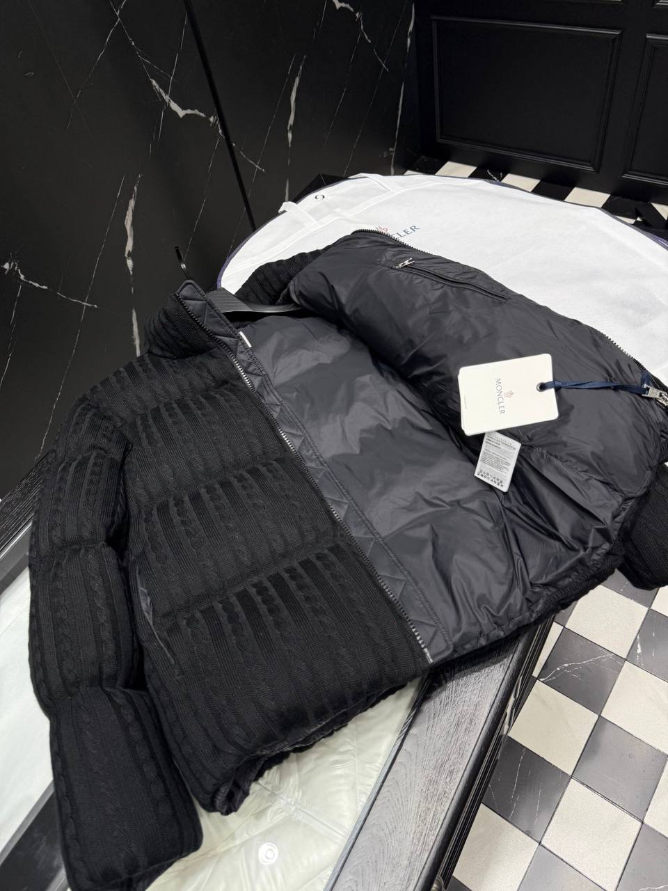 МУЖСКОЙ ПУХОВИК MONCLER детальное фото