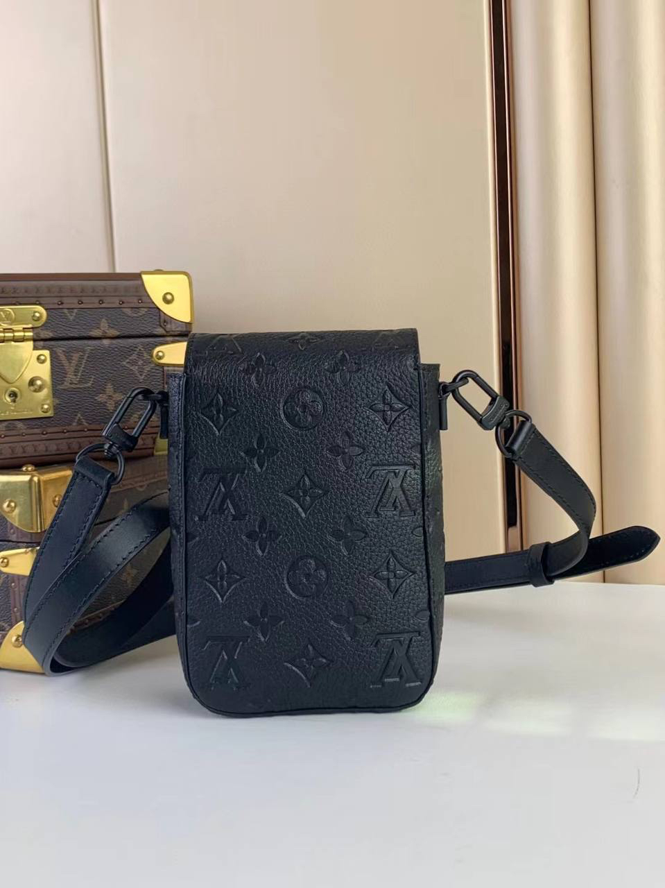 МУЖСКАЯ СУМКА МЕССЕНДЖЕР LOUIS VUITTON детальное фото