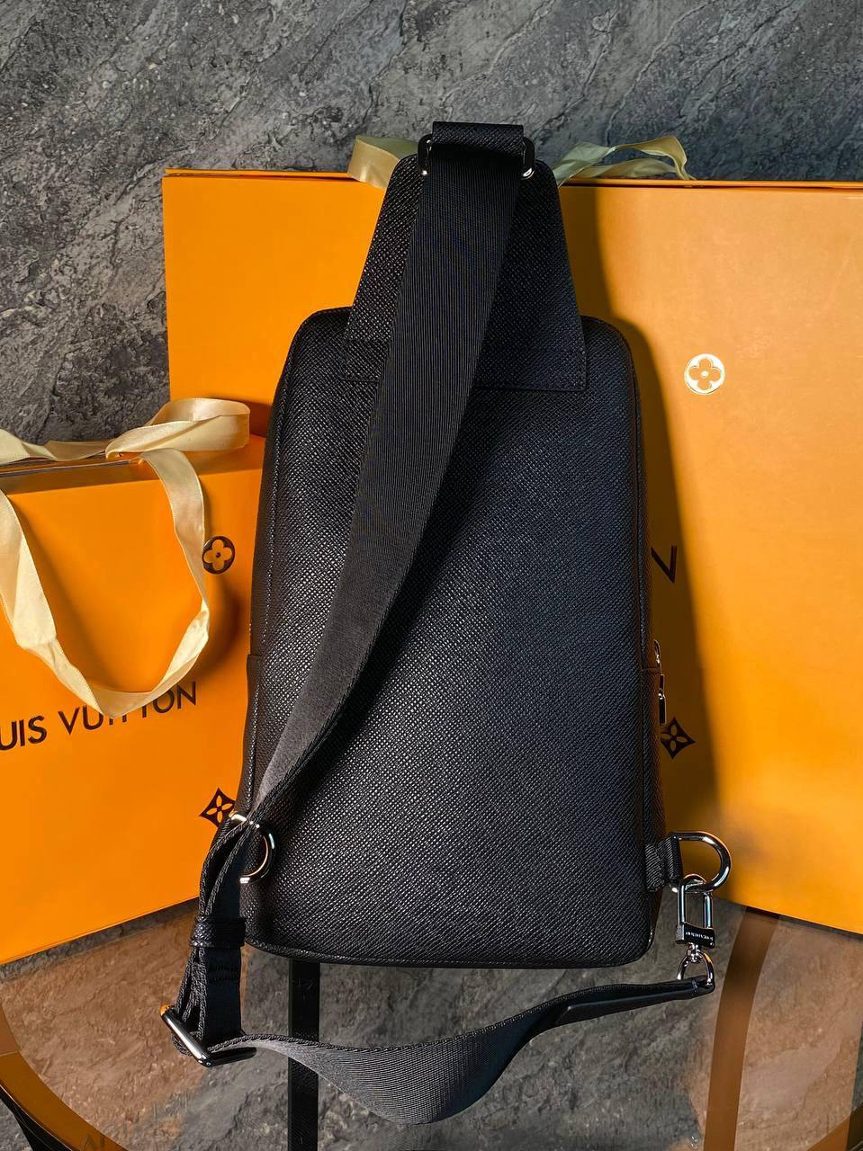 МУЖСКАЯ СУМКА СЛИНГ LOUIS VUITTON детальное фото