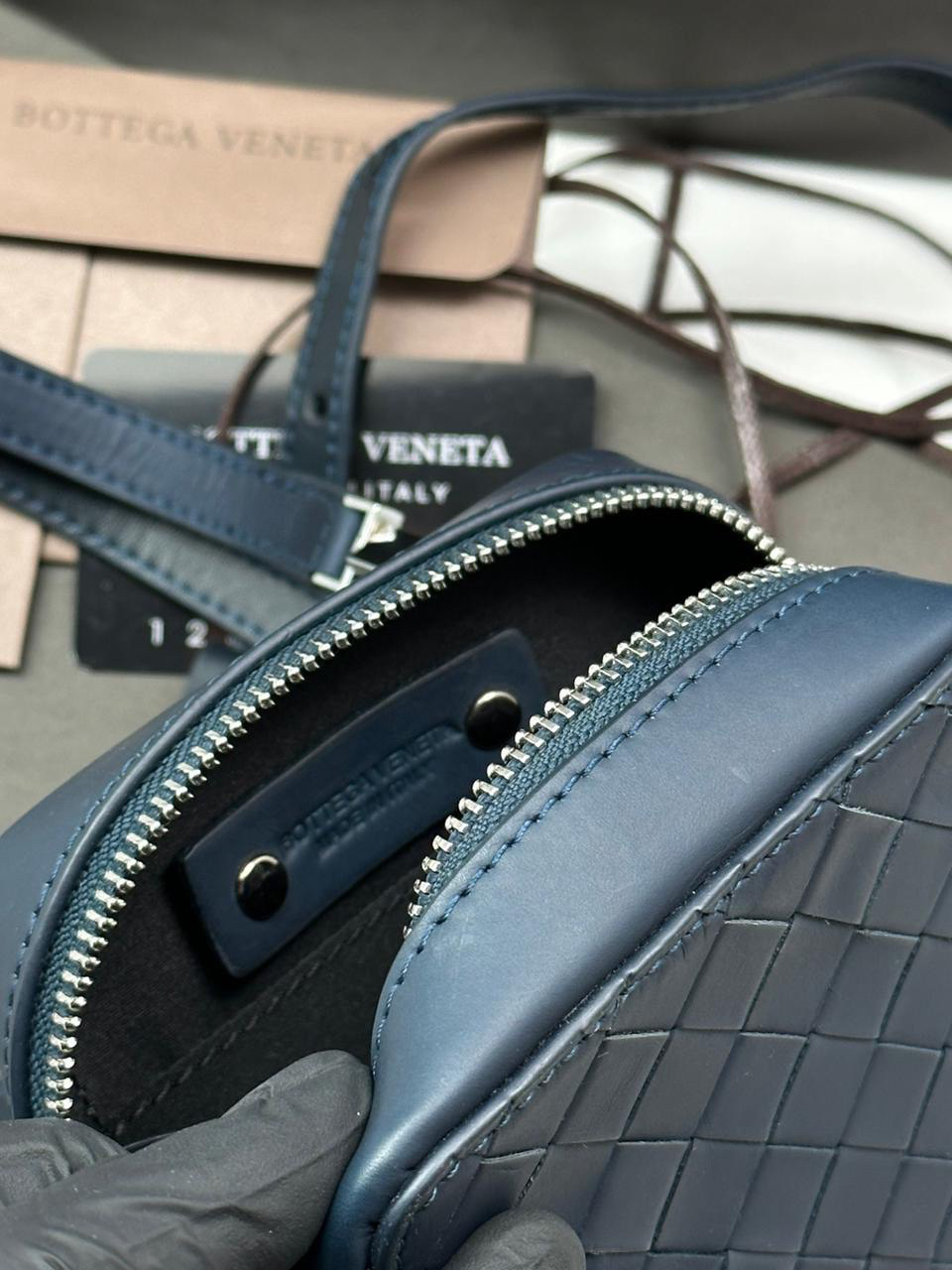 МУЖСКАЯ СУМКА МЕССЕНДЖЕР BOTTEGA VENETA детальное фото