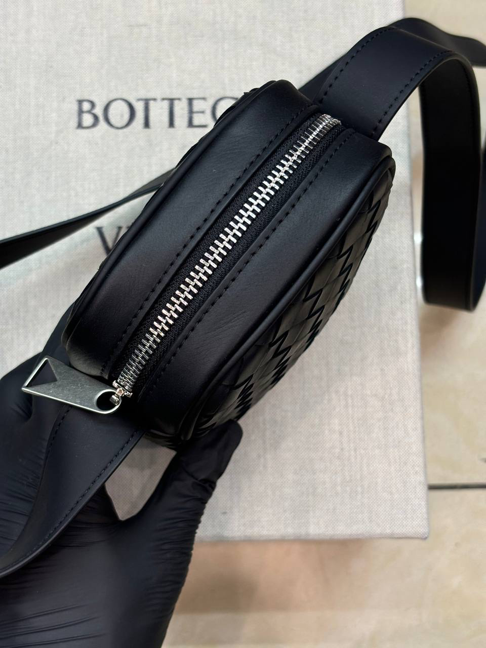 МУЖСКАЯ СУМКА МЕССЕНДЖЕР BOTTEGA VENETA детальное фото