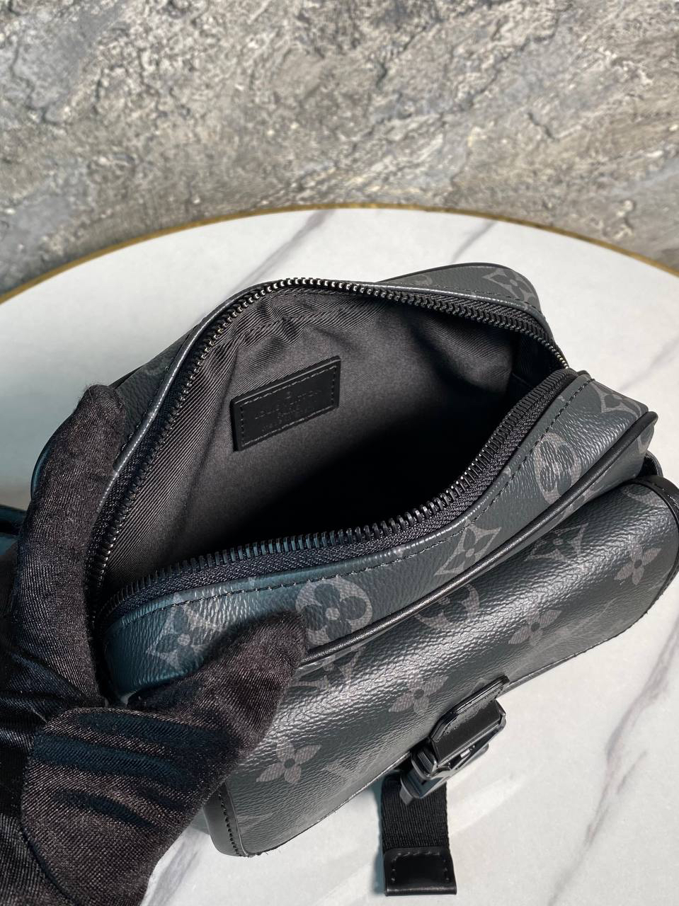 МУЖСКАЯ СУМКА МЕССЕНДЖЕР LOUIS VUITTON детальное фото