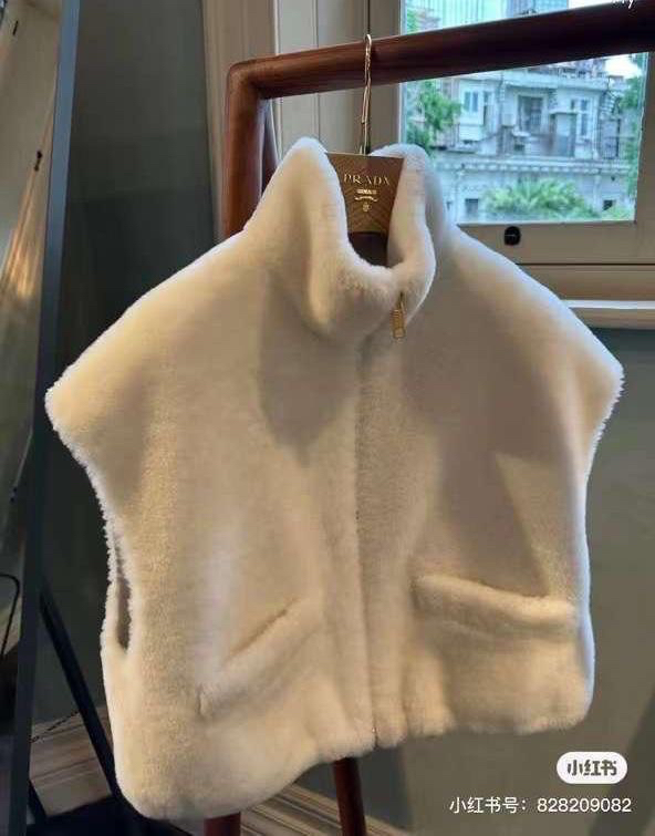 ЖИЛЕТ PRADA детальное фото