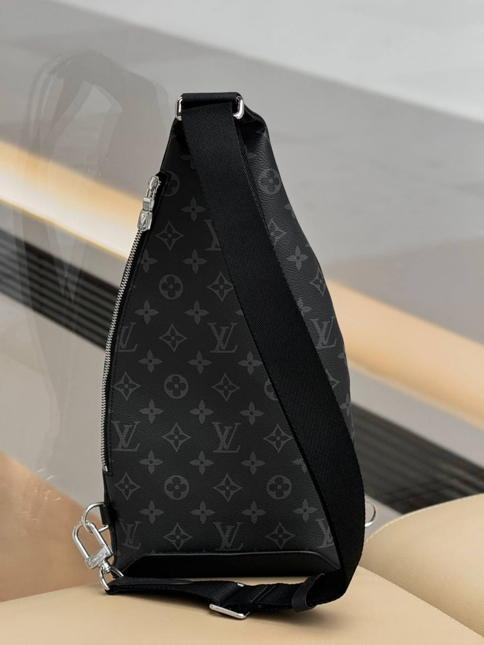 МУЖСКАЯ СУМКА СЛИНГ LOUIS VUITTON детальное фото