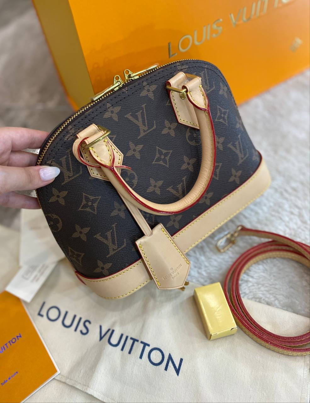 СУМКА LOUIS VUITTON ALMA BB детальное фото
