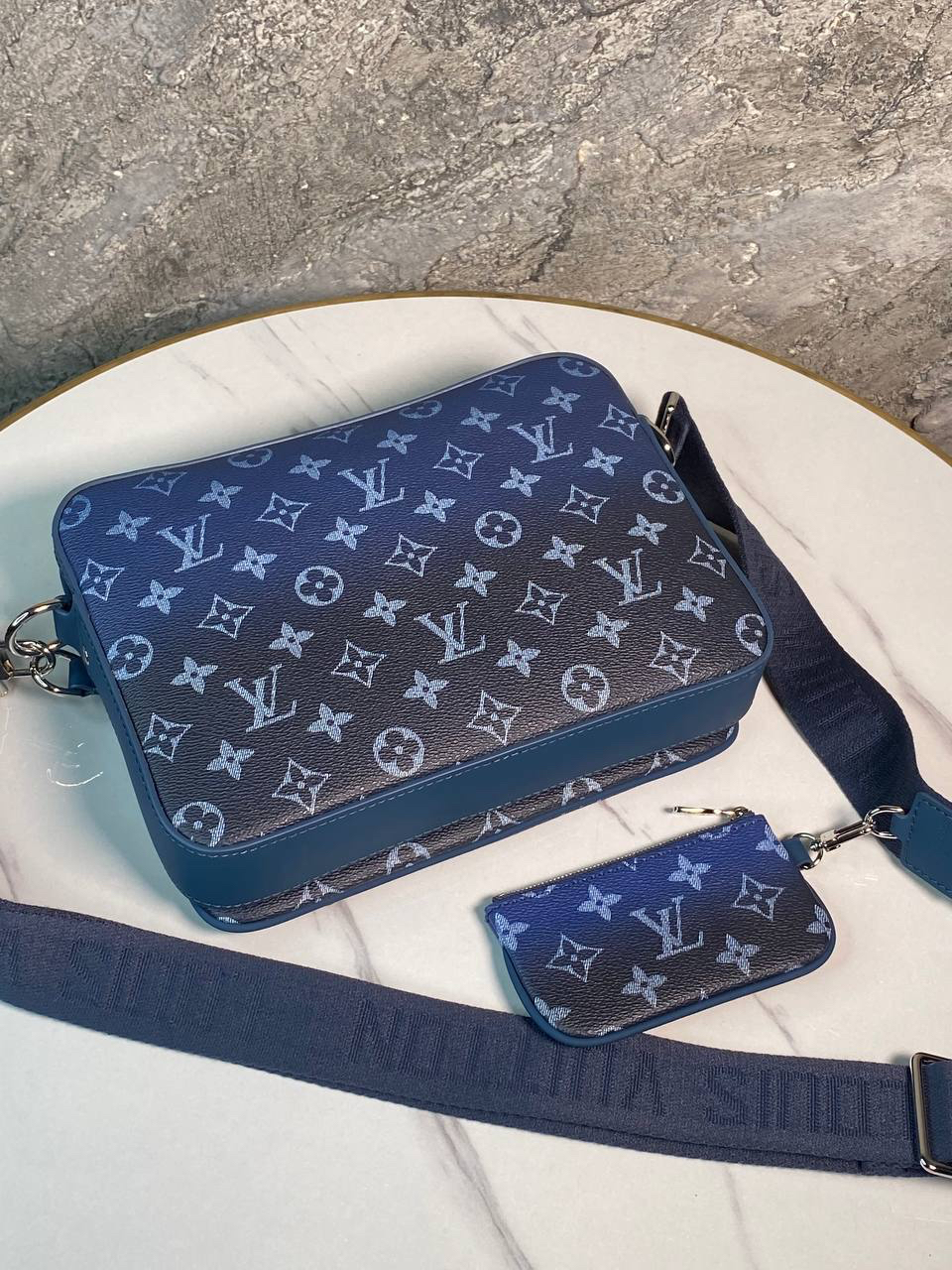 МУЖСКАЯ СУМКА МЕССЕНДЖЕР LOUIS VUITTON детальное фото