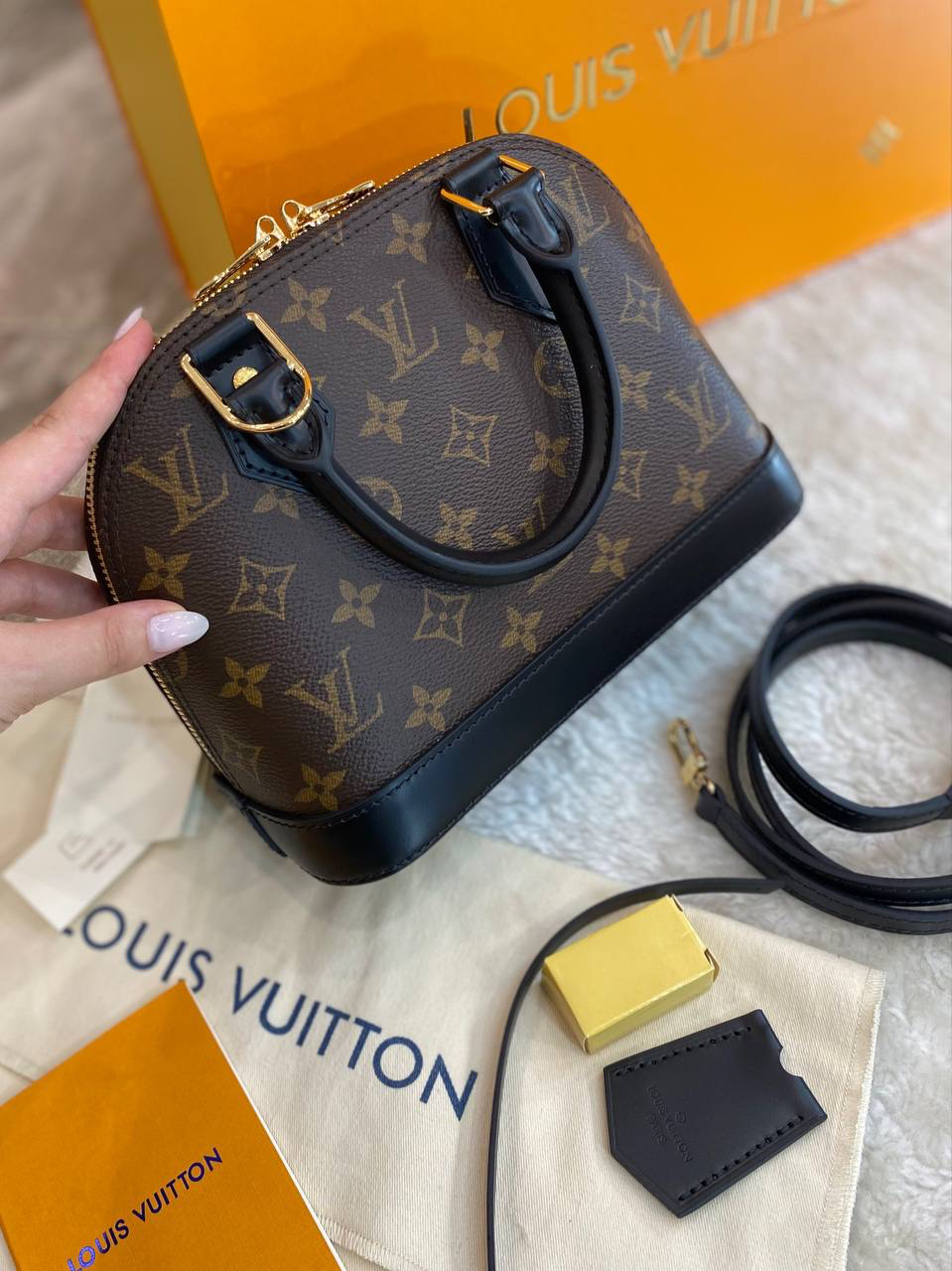 СУМКА LOUIS VUITTON ALMA BB детальное фото