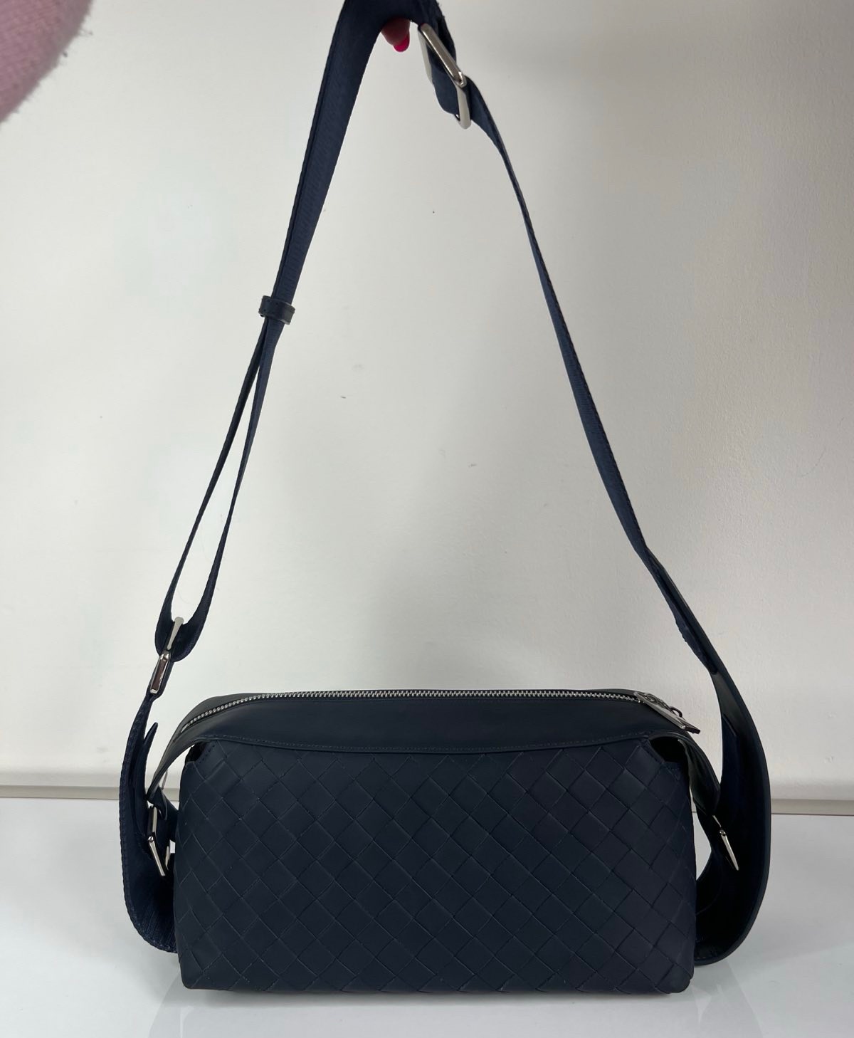 МУЖСКАЯ СУМКА СЛИНГ BOTTEGA VENETA детальное фото