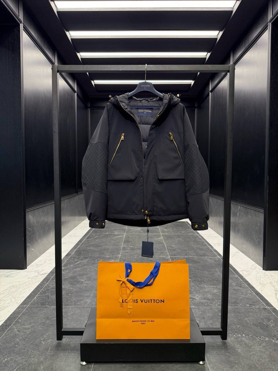 МУЖСКОЙ ПУХОВИК LOUIS VUITTON детальное фото