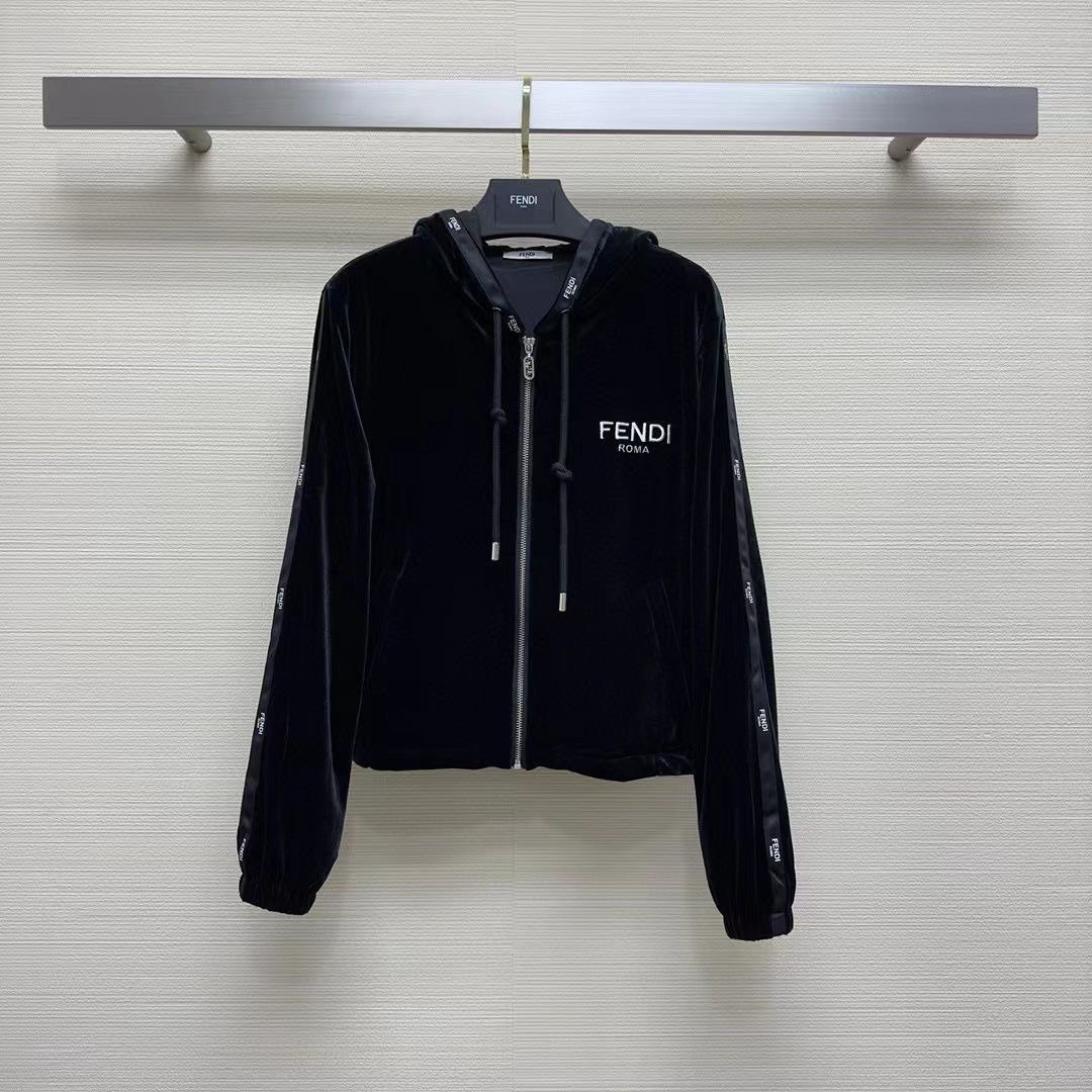 КОСТЮМ FENDI детальное фото