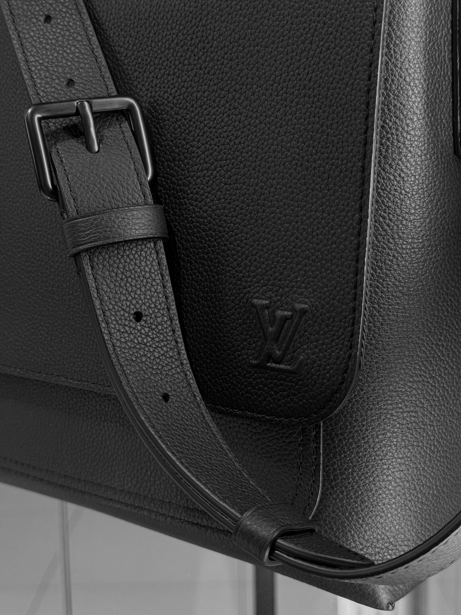 МУЖСКАЯ СУМКА МЕССЕНДЖЕР LOUIS VUITTON детальное фото