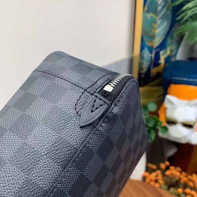 МУЖСКОЙ НЕСЕССЕР КОСМЕТИЧКА LOUIS VUITTON детальное фото