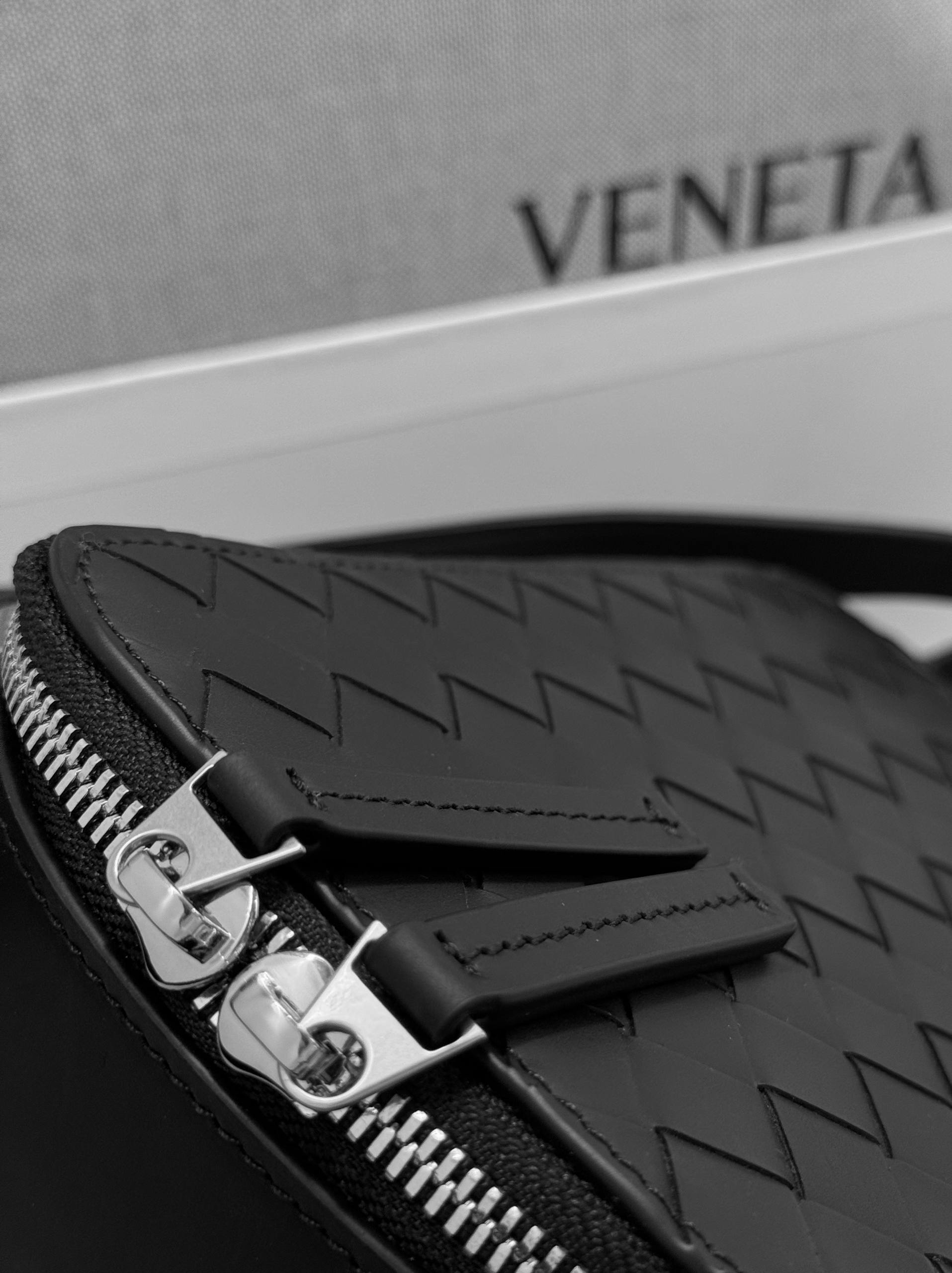 МУЖСКАЯ СУМКА МЕССЕНДЖЕР BOTTEGA VENETA детальное фото