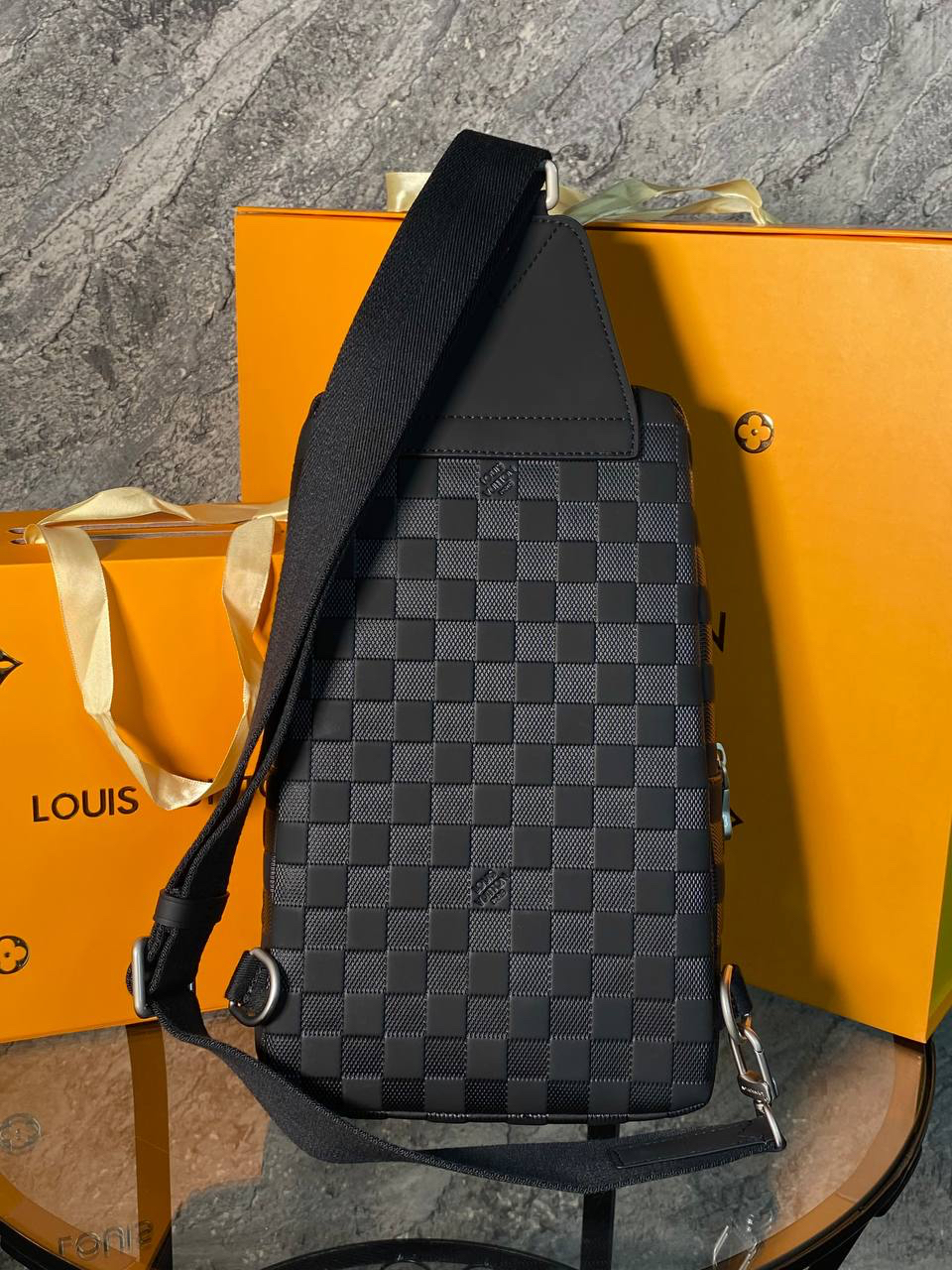 МУЖСКАЯ СУМКА СЛИНГ LOUIS VUITTON детальное фото