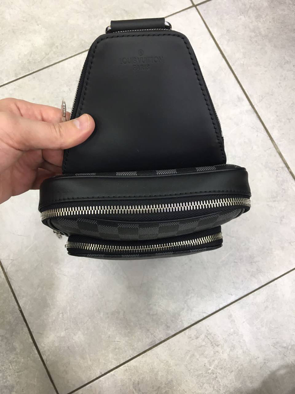 МУЖСКАЯ СУМКА СЛИНГ LOUIS VUITTON детальное фото