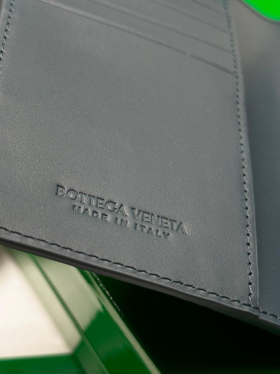 МУЖСКАЯ ОБЛОЖКА НА ПАСПОРТ BOTTEGA VENETA детальное фото