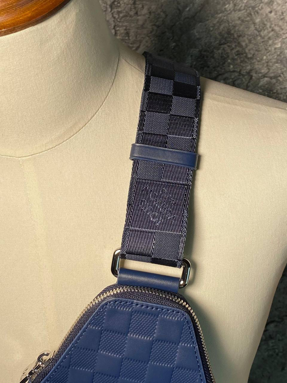 МУЖСКАЯ СУМКА СЛИНГ LOUIS VUITTON детальное фото