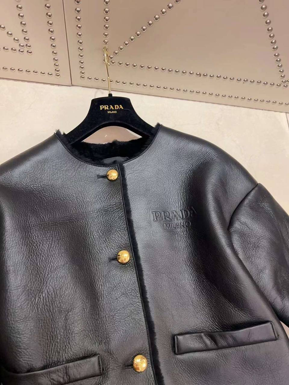 ДУБЛЕНКА PRADA детальное фото