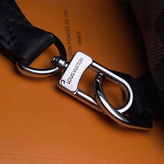 МУЖСКАЯ СУМКА СЛИНГ LOUIS VUITTON детальное фото