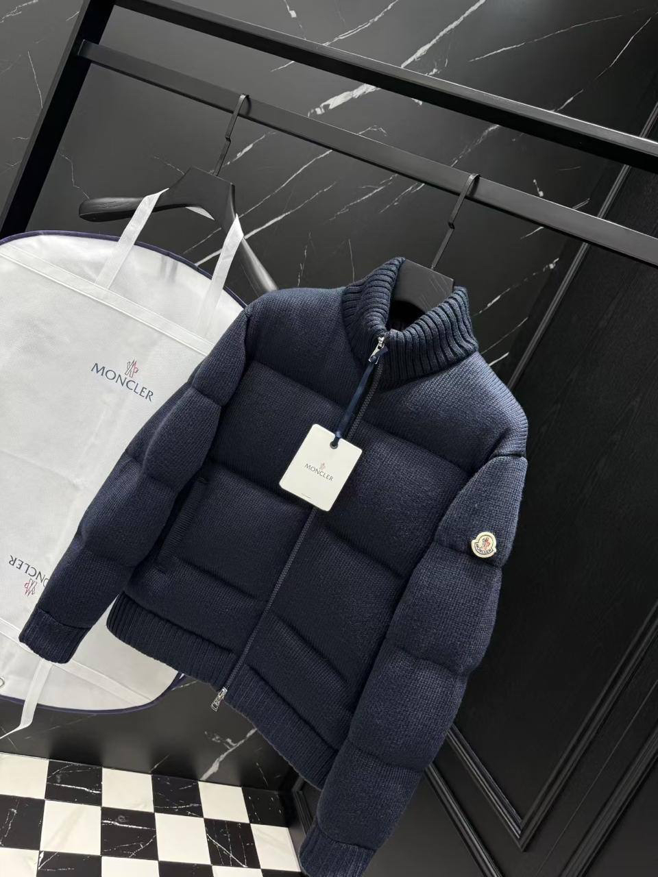 МУЖСКОЙ ПУХОВИК MONCLER детальное фото
