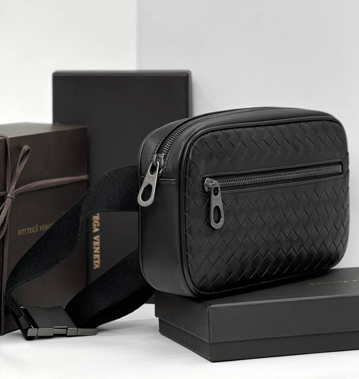 МУЖСКАЯ СУМКА СЛИНГ BOTTEGA VENETA детальное фото