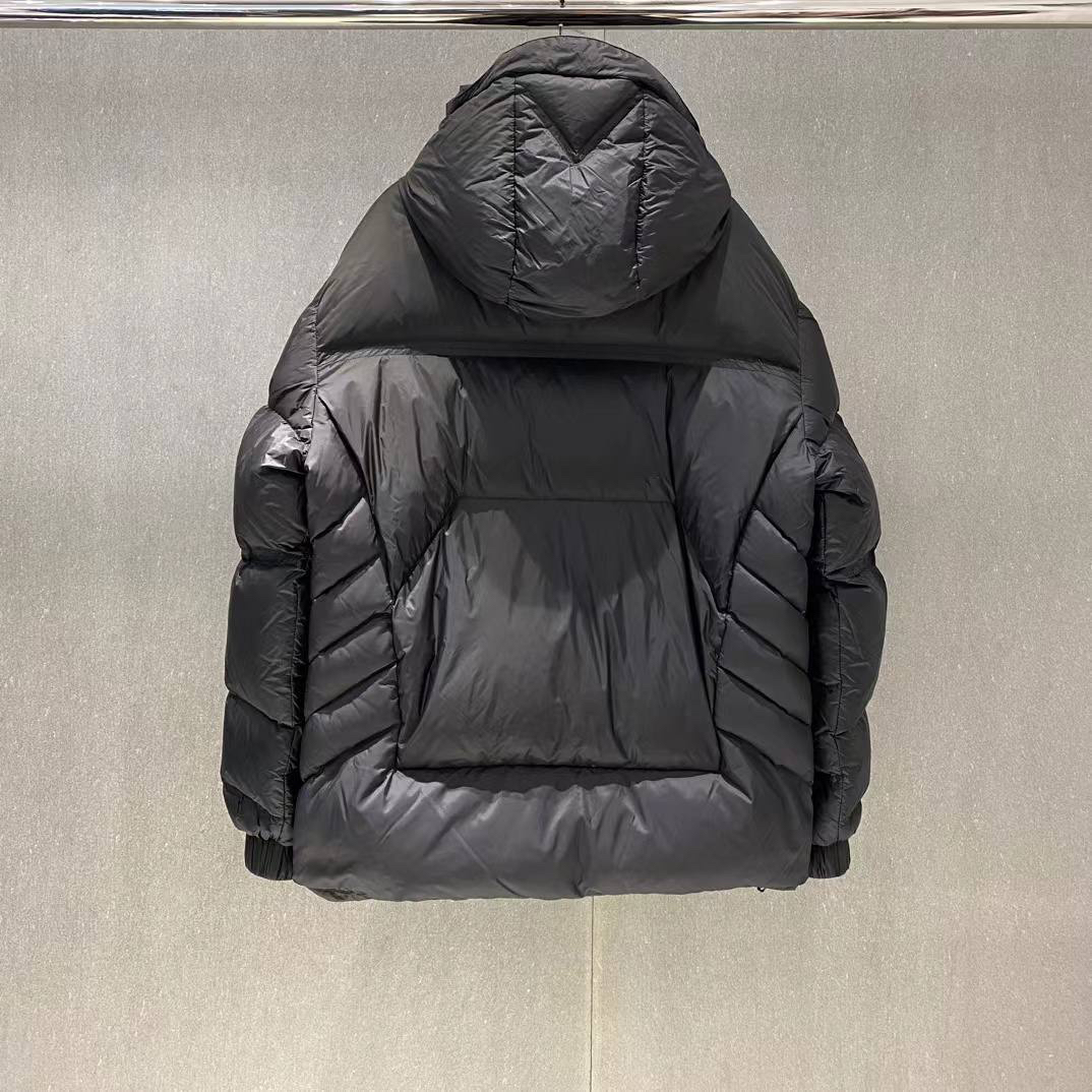 МУЖСКОЙ ПУХОВИК MONCLER детальное фото