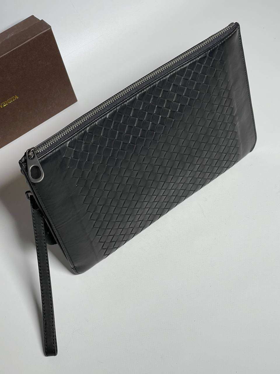 МУЖСКОЙ КЛАТЧ BOTTEGA VENETA детальное фото