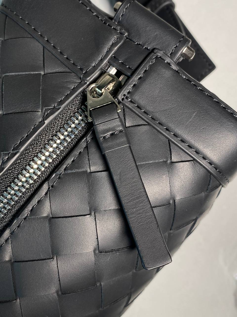 МУЖСКАЯ СУМКА МЕССЕНДЖЕР BOTTEGA VENETA детальное фото