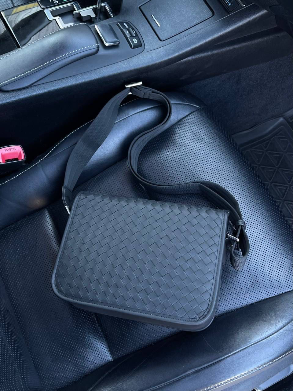 МУЖСКАЯ СУМКА МЕССЕНДЖЕР BOTTEGA VENETA детальное фото