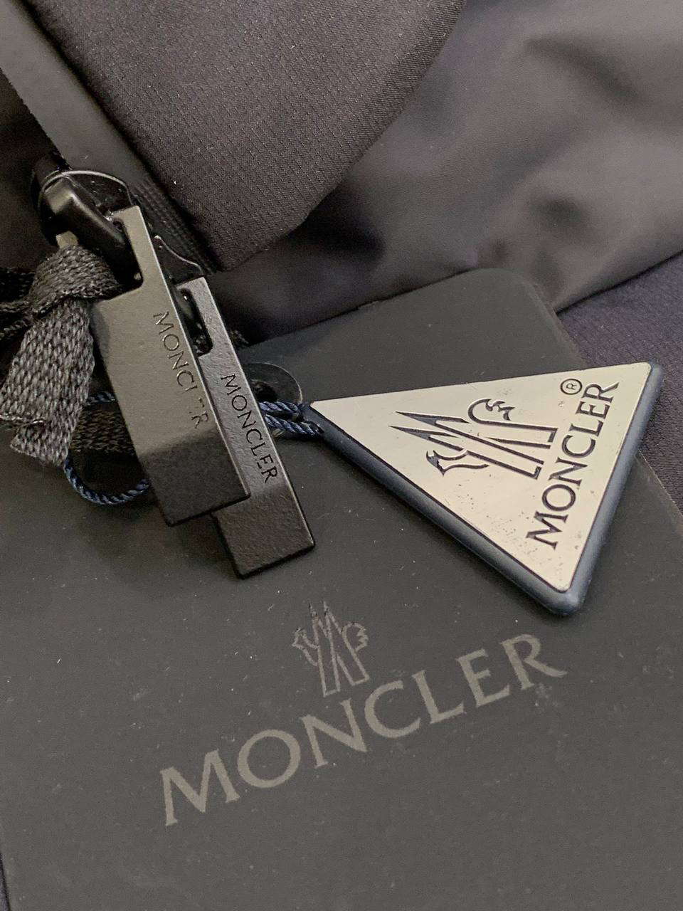 МУЖСКОЙ ПУХОВИК MONCLER детальное фото